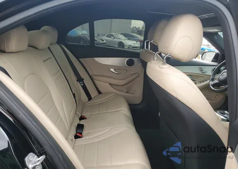 2018 Mercedes-Benz C 300 z USA, uszkodzony, nr VIN 55SWF4JB4JU241254